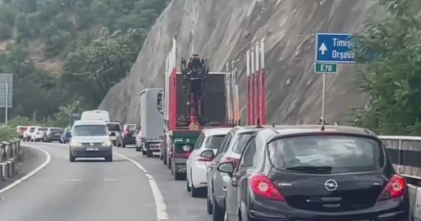 trafic blocat pe dn 6 in zona orsova din cauza unui incendiu de vegetatie produs pe versant cad pe sosea lemne aprinse si pietre 686d3ccd3788d