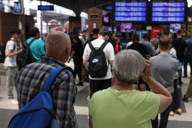 traficul feroviar afectat de furtuni intarzieri de sute de minute inregistrate in gara de nord anuntul cfr sa 6886030514858