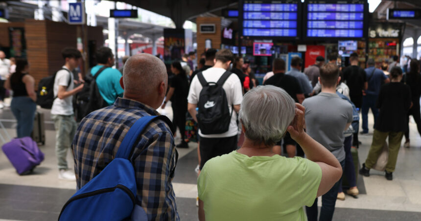 traficul feroviar afectat de furtuni intarzieri de sute de minute inregistrate in gara de nord anuntul cfr sa 6886030514858