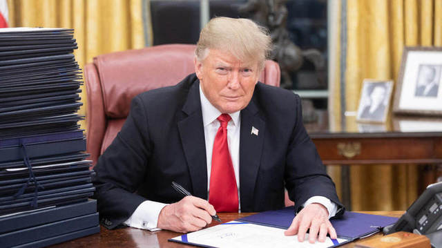 Trump a semnat legea pentru criptomonedele stablecoin, un pas semnificativ în adoptarea acestora în economia reală. 1 trump a semnat legea privind criptomonedele stablecoin marcand un pas major spre adoptarea acestora in economia reala 687b982ed53dc