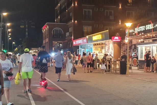 turisti cu sacosa in vacanta hotelierii din mamaia revoltati ca oaspetii aduc mancare in camere 6863b6c7310c8