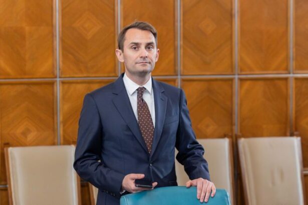 ultima ora document concedieri la palatul victoria 40 din posturile cancelariei prim ministrului vor fi desfiintate interzis demnitarilor sa aiba mese la sedinte reducere la jumatate a masinilor 687a434e645ae