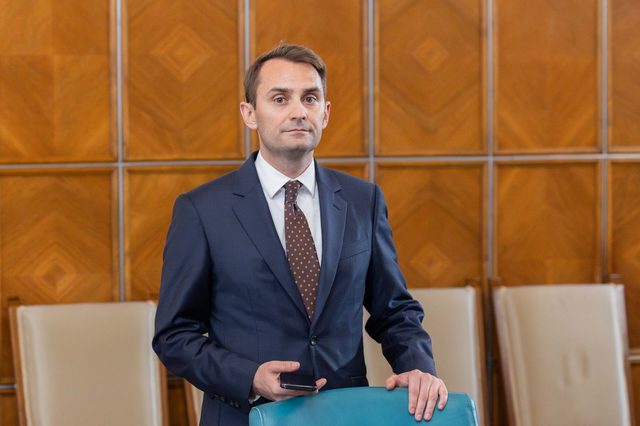 ultima ora document concedieri la palatul victoria 40 din posturile cancelariei prim ministrului vor fi desfiintate interzis demnitarilor sa aiba mese la sedinte reducere la jumatate a masinilor 687a434e645ae