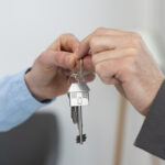 Apartament din Năvodari scos la licitație în urma unei executări silite datorate unei datorii bancare. Cine este proprietarul? 3 un apartament din navodari scos la licitatie intr un dosar de executare silita din cauza unei datorii la banca cui apartine acesta 687c641cdfabf