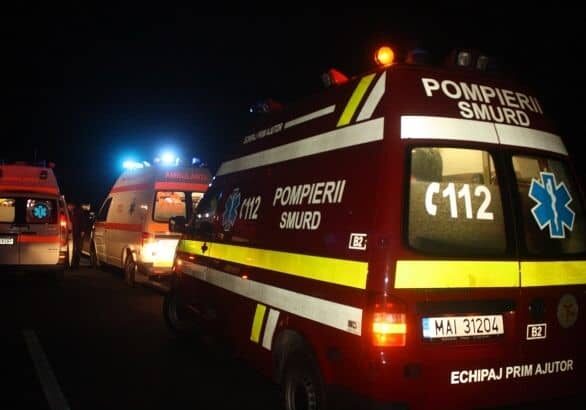 un autoturism s a rasturnat intre pecineaga si dulcesti doi barbati au ajuns la spital 686f827929f87
