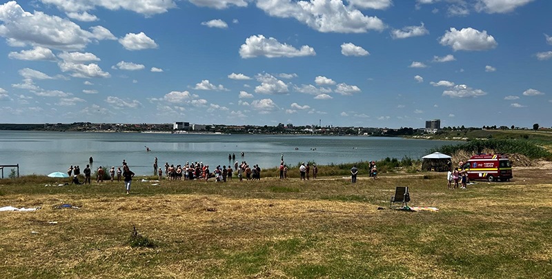 un barbat se lupta intre viata si moarte dupa ce a fost scos inconstient din lacul techirghiol 6873afc5e147f