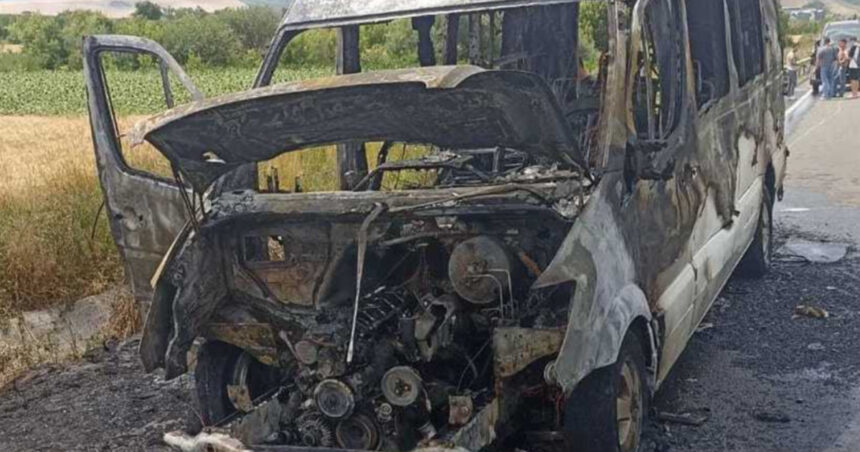 un microbuz cu pasageri a luat foc in mers pe dn 29d in botosani autoturismul a ars in totalitate 6874ff1e68d76