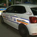 Un șofer a aruncat o armă și cartușe ascunse în trusa medicală din mașină, fiind urmărit de polițiști. Bărbatul a fost reținut. 2 un sofer a aruncat din masina o arma si cartuse ascunse in trusa medicala in timp ce era urmarit de politisti barbatul a fost retinut 686b9a6f9e8bb