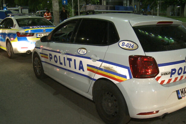 un sofer a aruncat din masina o arma si cartuse ascunse in trusa medicala in timp ce era urmarit de politisti barbatul a fost retinut 686b9a6f9e8bb