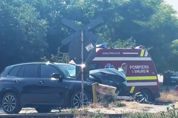 video accident feroviar spectaculos la tuzla un tren a acrosat o masina 686bcd54c71d0
