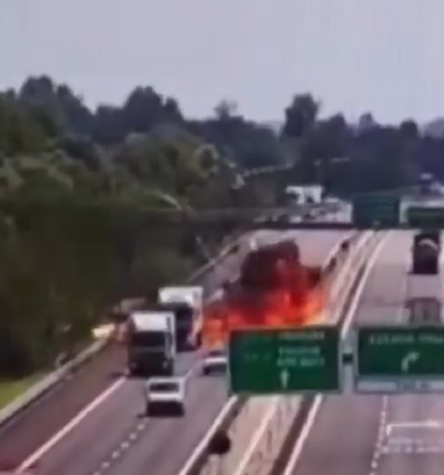 Accident mortal - Un avion ultraușor s-a prăbușit pe șoseaua de centură din Brescia 1 video accident mortal un avion ultrausor s a prabusit pe soseaua de centura din brescia 6881249c7fa9c