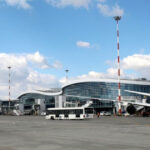 video aeroportul otopeni un autobuz care urma sa transporte calatorii la avion si a parasit traseul si a ajuns pe dn1 688394ba21948