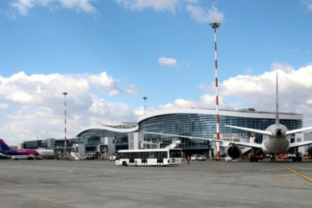 video aeroportul otopeni un autobuz care urma sa transporte calatorii la avion si a parasit traseul si a ajuns pe dn1 688394ba21948