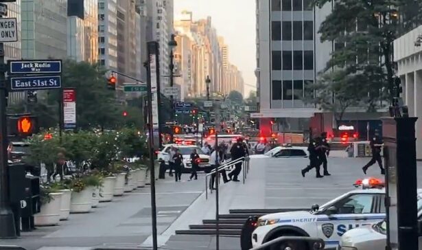 video atac armat intr un zgarie nori din manhattan 4 morti printre care si un politist atacatorul s a sinucis 68885de34c201