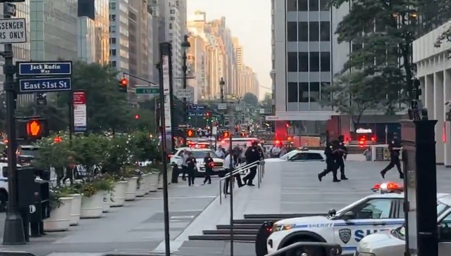 Atac armat într-un zgârie-nori din Manhattan: 4 morți, inclusiv un polițist; atacatorul s-a sinucis. 1 video atac armat intr un zgarie nori din manhattan 4 morti printre care si un politist atacatorul s a sinucis 68885de34c201