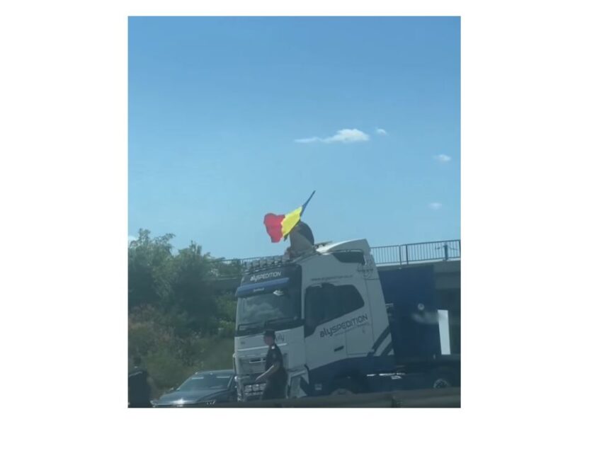 video autostrada a1 blocata de un tir aproape de intrarea in bucuresti soferul a urcat pe cabina in semn de protest 687d095b163bb