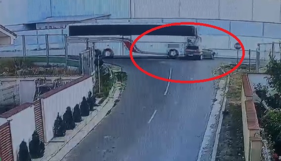 video cu momentul impactului accident rutier intre un autocar si un autoturism in lumina 686abe5410b6b