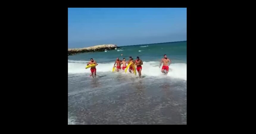 video desfasurare de forte pe plaja din eforie 6 salvamari s au luptat cu valurile nemiloase si curentii pentru a smulge un adolescent din topalu din ghearele mortii 686d375f3871d
