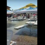 Imagini cum RAR s-au văzut! Plaja din Costinești, luată de ape: Șezlonguri, mese și umbrele, legănate de valuri 2 video imagini cum rar s au vazut plaja din costinesti luata de ape sezlonguri mese si umbrele leganate de valuri 686d49036a6d8