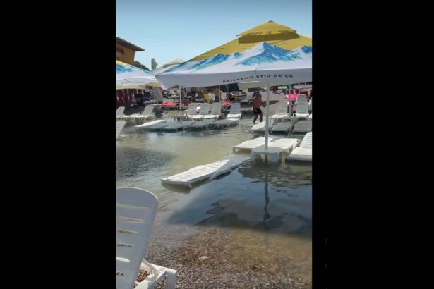 video imagini cum rar s au vazut plaja din costinesti luata de ape sezlonguri mese si umbrele leganate de valuri 686d49036a6d8