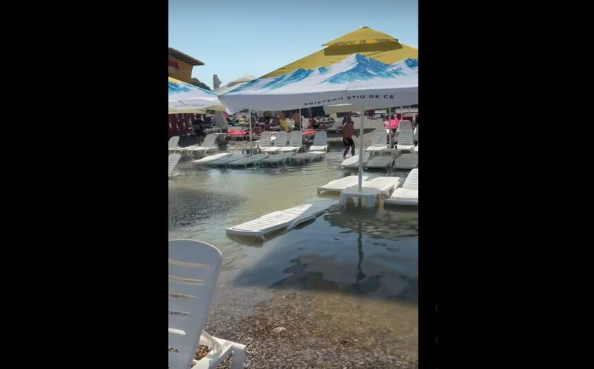 Imagini cum RAR s-au văzut! Plaja din Costinești, luată de ape: Șezlonguri, mese și umbrele, legănate de valuri 1 video imagini cum rar s au vazut plaja din costinesti luata de ape sezlonguri mese si umbrele leganate de valuri 686d49036a6d8