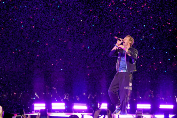 video mesajul solistului coldplay la primul concert dupa momentul viral in care ceo ul astronomer a fost filmat imbratisandu si colega 687f2f7aba307
