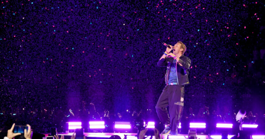 video mesajul solistului coldplay la primul concert dupa momentul viral in care ceo ul astronomer a fost filmat imbratisandu si colega 687f2f7aba307