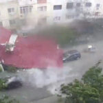video momentul in care un om se salveaza la limita din calea unui acoperis smuls de vant in timpul unei furtuni violente din judetul dolj 688676feecd88