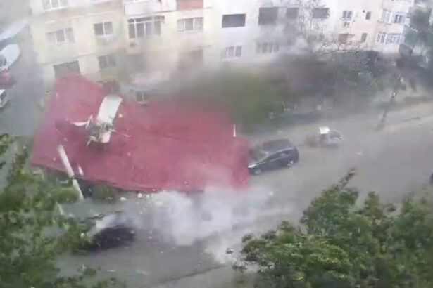 video momentul in care un om se salveaza la limita din calea unui acoperis smuls de vant in timpul unei furtuni violente din judetul dolj 688676feecd88