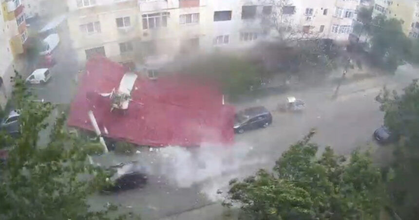 video momentul in care un om se salveaza la limita din calea unui acoperis smuls de vant in timpul unei furtuni violente din judetul dolj 688676feecd88