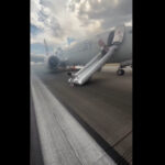 video nou incident aviatic pasagerii unui avion au fost evacuati pe tobogan dupa ce aeronava a luat foc 68860682d4294