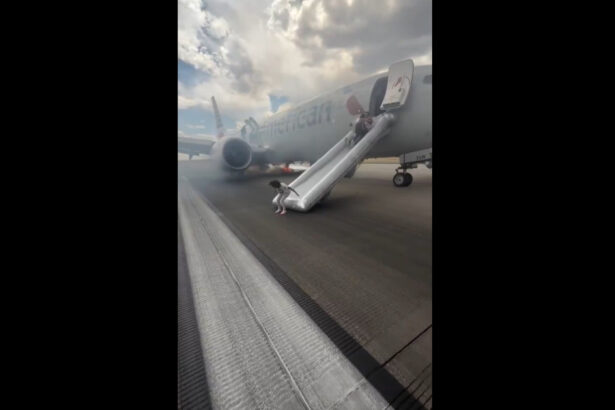 video nou incident aviatic pasagerii unui avion au fost evacuati pe tobogan dupa ce aeronava a luat foc 68860682d4294