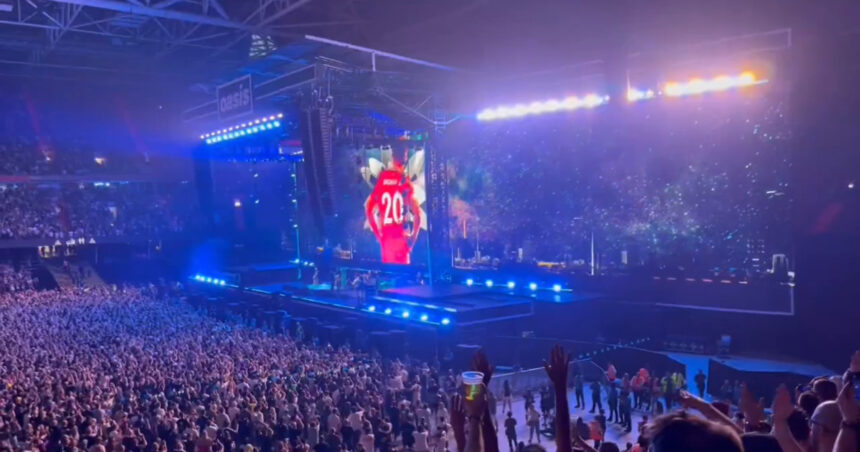 Oasis, concert de poveste după despărțirea din urmă cu 16 ani. La final, trupa i-a adus un omagiu lui Diogo Jota. 1 video oasis concert de poveste dupa despartirea din urma cu 16 ani la final trupa i a adus un omagiu lui diogo jota 686c012a82112