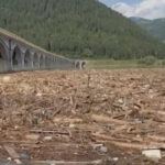 Pericol la Barajul Bicaz: tone de lemne au fost aduse de viitură și au acoperit lacul. Ce spun autoritățile despre situație. 3 video pericol la barajul bicaz tone de lemne au fost aduse de viitura si au acoperit lacul ce spun autoritatile despre situatie 688b3af1944f6