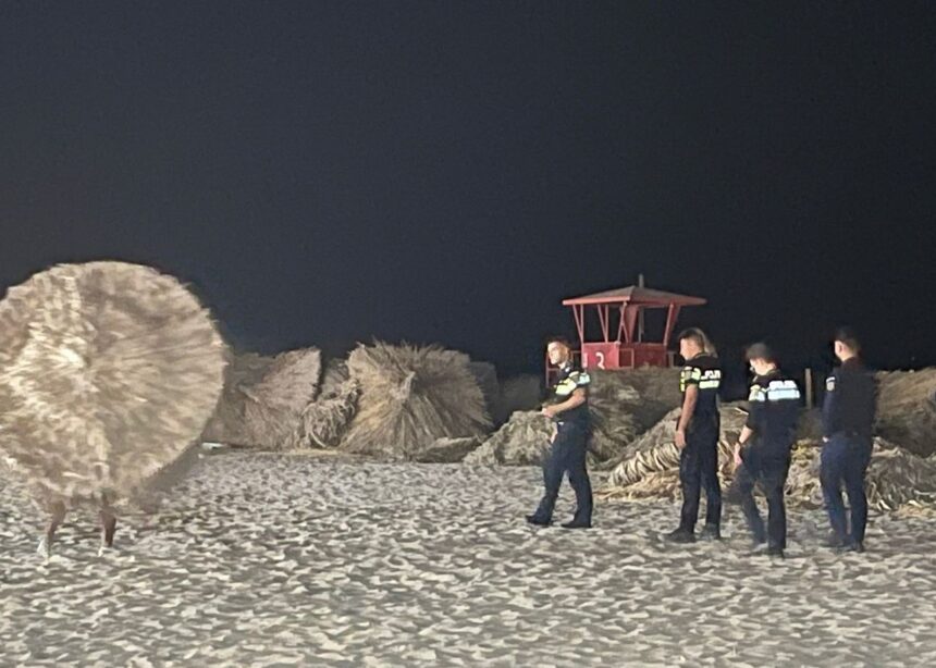 Plaje ocupate abuziv și umbrele montate noaptea la Vama Veche; polițiștii au surprins mai multe persoane pregătind "terenul" fără autorizație. 1 video plaje ocupate abuziv si umbrele montate noaptea la vama veche politistii au surprins mai multe persoane care pregateau terenul fara nicio autorizatie 68777ce7d965c