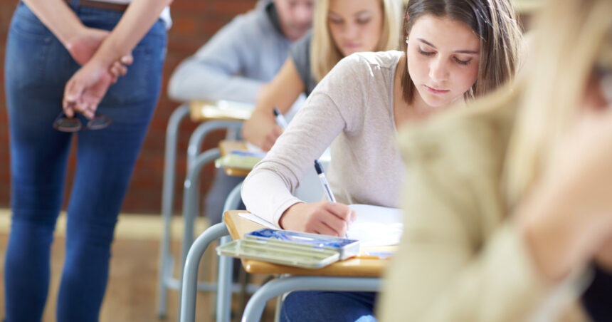 Profesoară acuzată că folosește dispozitive de bruiaj la examene pentru a împiedica copiatul. Cum s-a descoperit totul. 1 video profesoara acuzata ca foloseste dispozitive de bruiaj la examene pentru ca studentii sa nu copieze cum s a descoperit totul 68787c14231f3