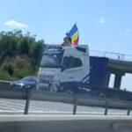 video protest pe a1 un sofer de tir a blocat autostrada si a fluturat steagul romaniei de pe cabina 687cf63188914