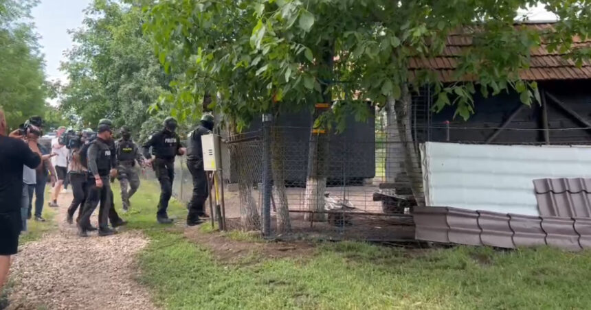 Suspectul crimei din Mureș, căutat în județul Arad; percheziții la mai multe adrese din Mureș. 1 video suspectul crimei din mures cautat in judetul arad sunt perchezitii si la mai multe adrese din mures 68737cb3e1f96