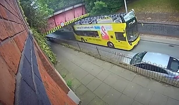 video un autobuz supraetajat a lovit un pod din manchester peste 20 de pasageri raniti soferul arestat 687fa8e35310b