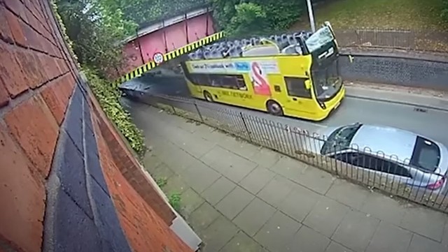 Un autobuz supraetajat a lovit un pod din Manchester, iar peste 20 de pasageri au fost răniți, iar șoferul a fost arestat. 1 video un autobuz supraetajat a lovit un pod din manchester peste 20 de pasageri raniti soferul arestat 687fa8e35310b