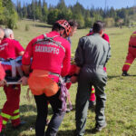 video un barbat a cazut peste 20 de metri intr o prapastie in judetul hunedoara victima transportata cu elicopterul la spital 688b37684a0f3