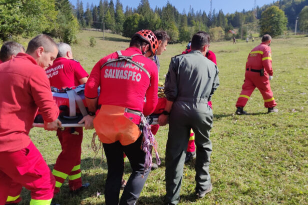 video un barbat a cazut peste 20 de metri intr o prapastie in judetul hunedoara victima transportata cu elicopterul la spital 688b37684a0f3