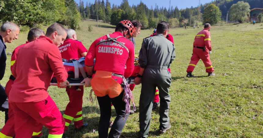 video un barbat a cazut peste 20 de metri intr o prapastie in judetul hunedoara victima transportata cu elicopterul la spital 688b37684a0f3