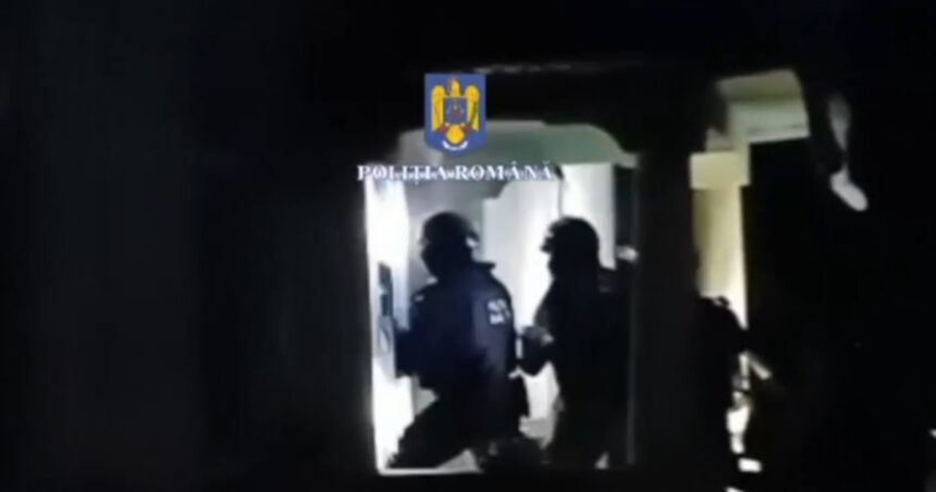 Un nou caz de violență domestică în Dolj, mascații intervenind după ce o femeie a fost amenințată cu un pistol. 1 video un nou caz de violenta domestica in dolj mascatii au intrat in casa agresorului dupa ce o femeie a fost amenintata cu un pistol 6873dee0af385