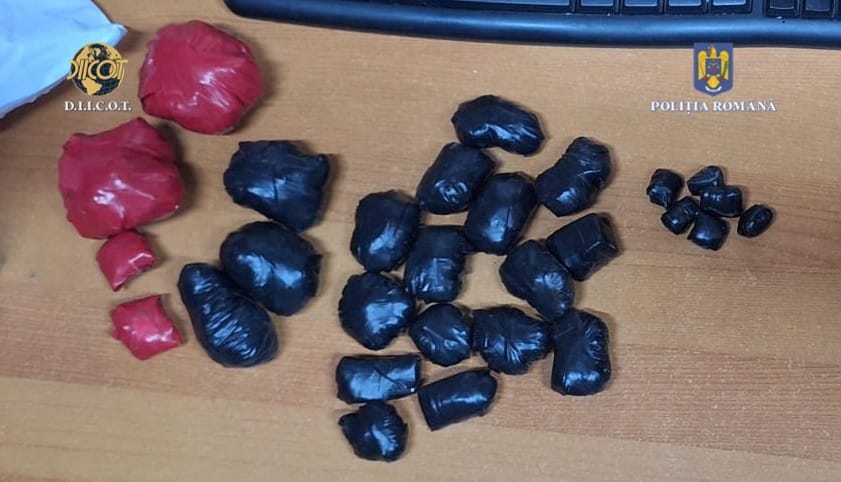 Un traficant de 19 ani din Constanța și-a ÎNGROPAT marfa în diferite locuri din oraș: Mascații i-au găsit acasă kilograme de stupefiante 1 video un traficant de 19 ani din constanta si a ingropat marfa in diferite locuri din oras mascatii i au gasit acasa kilograme de stupefiante 6888c42b456c4