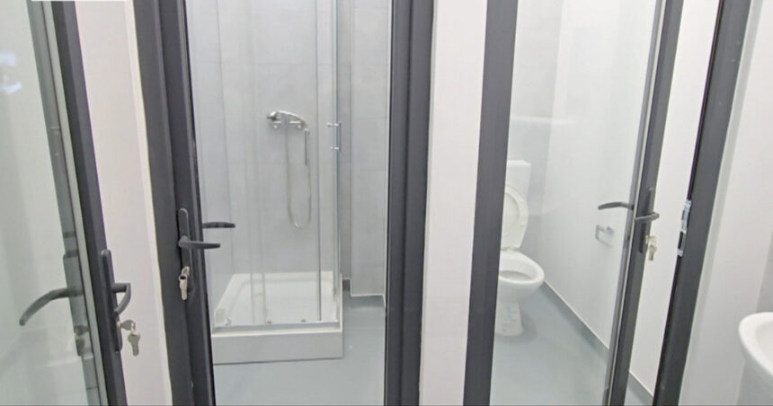 Uși transparente din sticlă la toaletele unei piețe din Pașcani. Lucrările au fost recepționate fără obiecții. 1 video usi transparente din sticla la toaletele unei piete din pascani lucrarile au fost receptionate fara obiectii 688246bd115f7