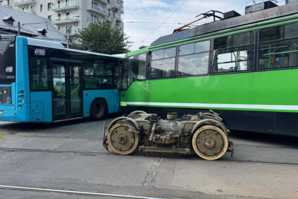 videofoto accident intre un tramvai si un autobuz al stb in sectorul 5 din capitala momentul in care cele doua vehicule se ciocnesc 11 raniti 688b30622ccd7