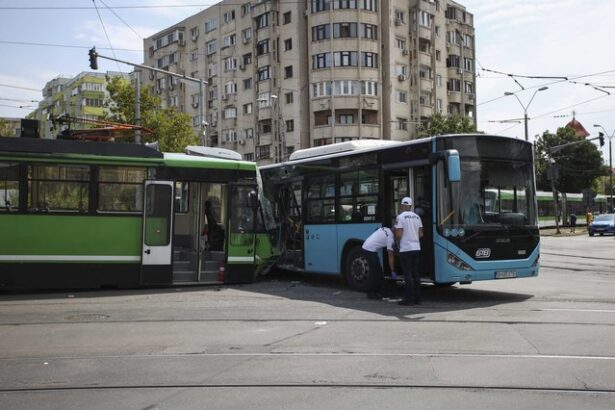 videofoto imagini cu accidentul intre un tramvai si un autobuz in capitala 11 persoane primesc ingrijiri medicale 688b35a081182