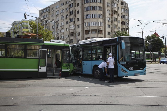 videofoto imagini cu accidentul intre un tramvai si un autobuz in capitala 11 persoane primesc ingrijiri medicale 688b35a081182