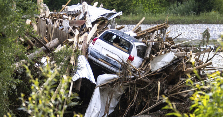 videofoto inundatii devastatoare in romania zone din 16 judete si din bucuresti afectate case inundate copaci doborati si drumuri blocate 6889d0d494450